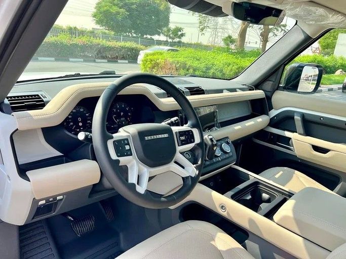 Новый Land Rover Defender 110 II, 2.0 л, 2024 в Дубае от Designo Cars Trading Белый цвет. Европейская | AUTO.AE