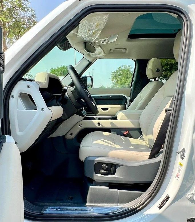 Новый Land Rover Defender 110 II, 2.0 л, 2024 в Дубае от Designo Cars Trading Белый цвет. Европейская | AUTO.AE