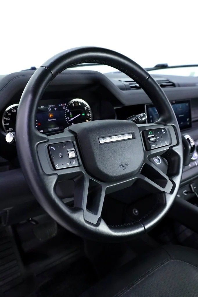 Подержанный Land Rover Defender P400 II, 3.0 л, 2023 в Дубае от Al Faris Motors Белый цвет. GCC | AUTO.AE