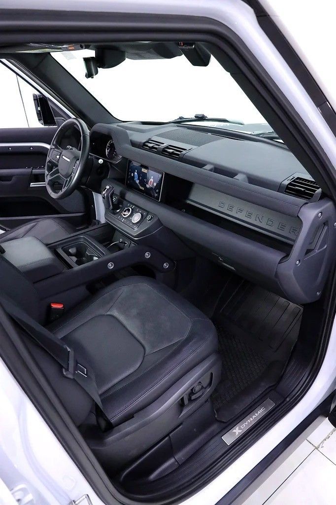 Подержанный Land Rover Defender P400 II, 3.0 л, 2023 в Дубае от Al Faris Motors Белый цвет. GCC | AUTO.AE