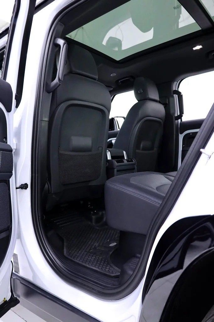 Подержанный Land Rover Defender P400 II, 3.0 л, 2023 в Дубае от Al Faris Motors Белый цвет. GCC | AUTO.AE