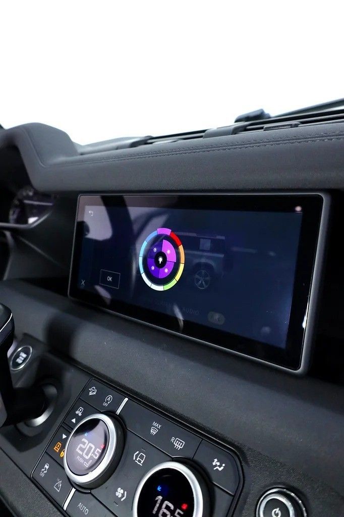 Подержанный Land Rover Defender P400 II, 3.0 л, 2023 в Дубае от Al Faris Motors Белый цвет. GCC | AUTO.AE