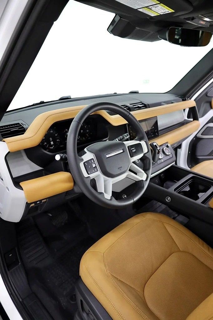 Подержанный Land Rover Defender 110 II, 2.0 л, 2024 в Дубае от Al Faris Motors Белый цвет. Other | AUTO.AE