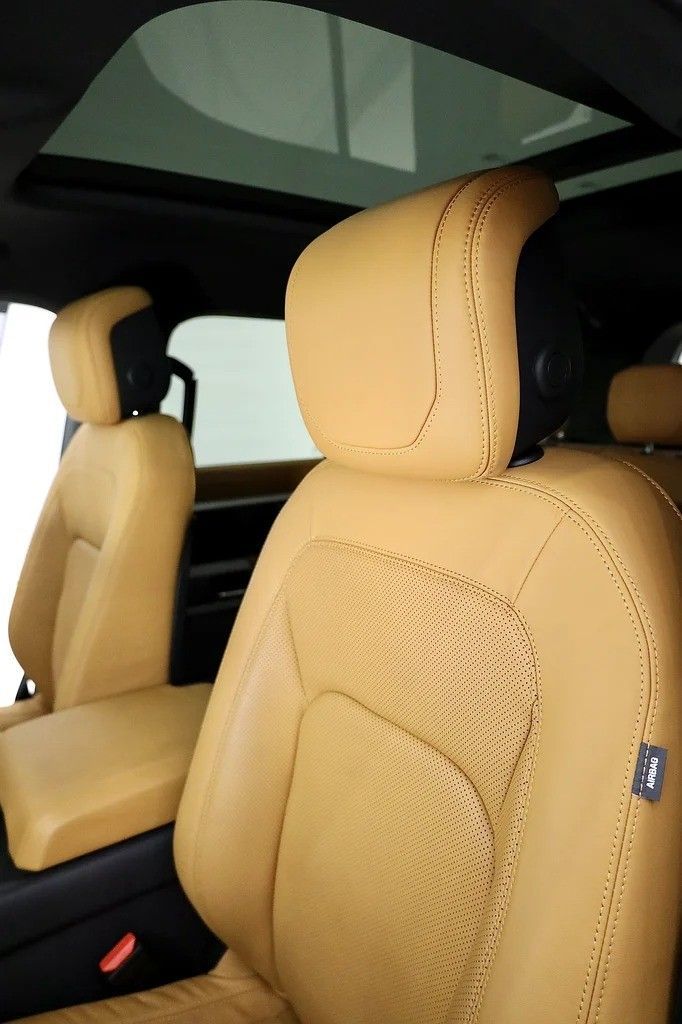 Подержанный Land Rover Defender 110 II, 2.0 л, 2024 в Дубае от Al Faris Motors Белый цвет. Other | AUTO.AE