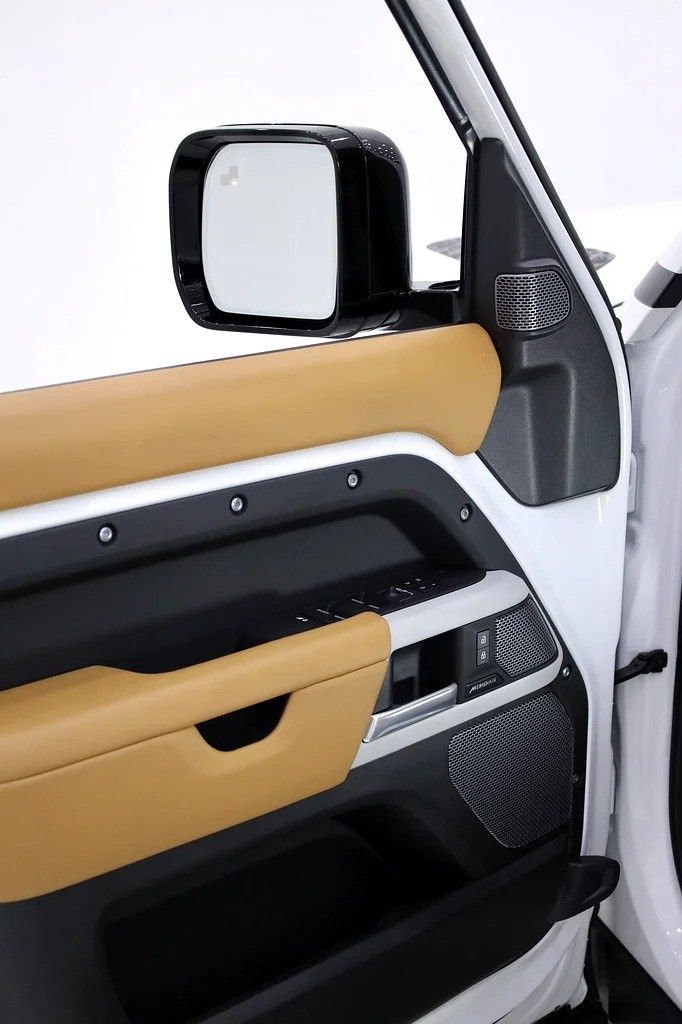 Подержанный Land Rover Defender 110 II, 2.0 л, 2024 в Дубае от Al Faris Motors Белый цвет. Other | AUTO.AE