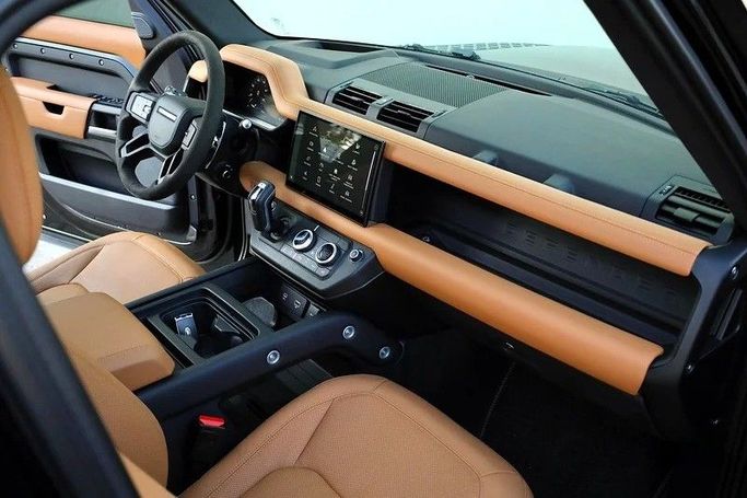 Подержанный Land Rover Defender 110 II, 5.0 л, 2023 в Дубае от Al Faris Motors Черный цвет. Other | AUTO.AE