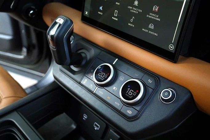 Подержанный Land Rover Defender 110 II, 5.0 л, 2023 в Дубае от Al Faris Motors Черный цвет. Other | AUTO.AE