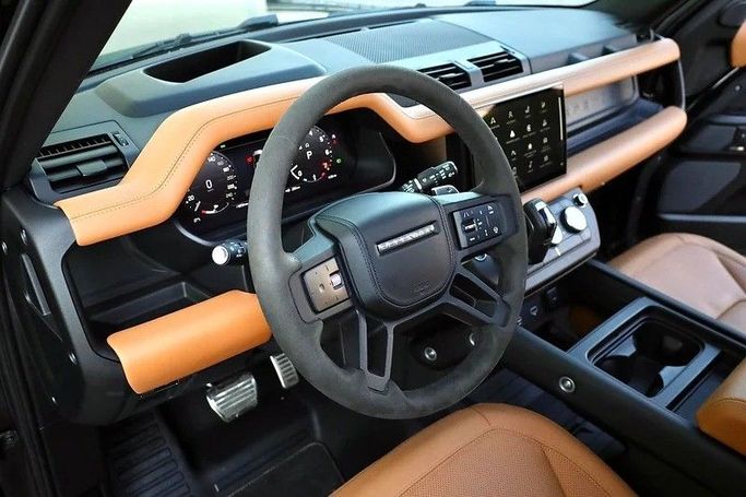 Подержанный Land Rover Defender 110 II, 5.0 л, 2023 в Дубае от Al Faris Motors Черный цвет. Other | AUTO.AE