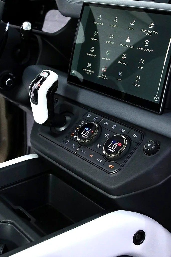 Подержанный Land Rover Defender Octa II, 4.4 л, 2025 в Дубае от Al Faris Motors Золотистый цвет. Other | AUTO.AE