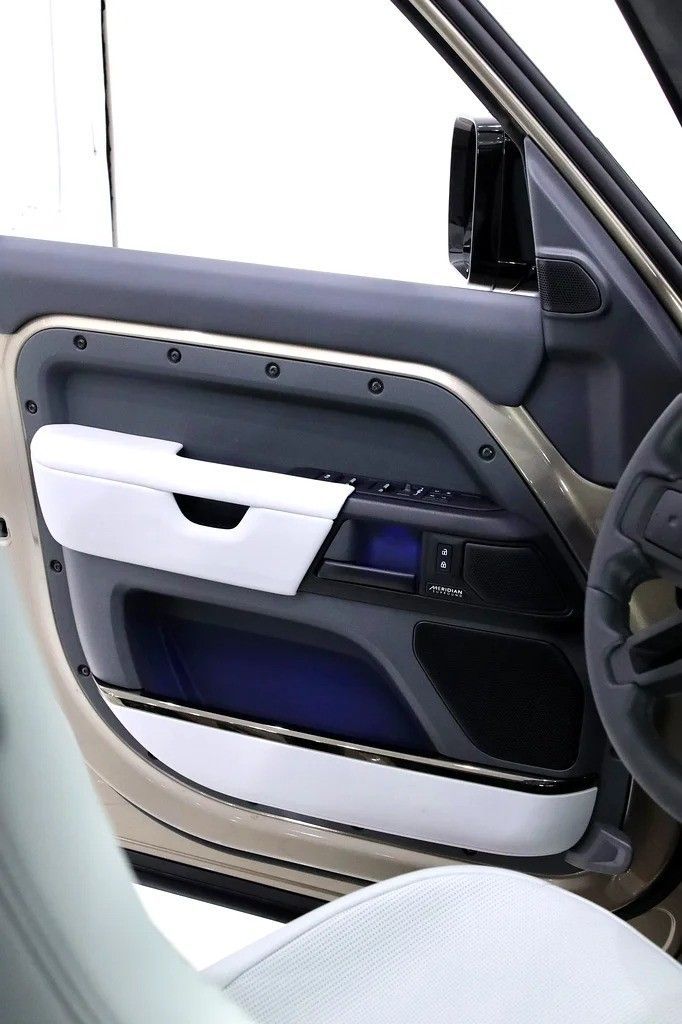 Подержанный Land Rover Defender Octa II, 4.4 л, 2025 в Дубае от Al Faris Motors Золотистый цвет. Other | AUTO.AE