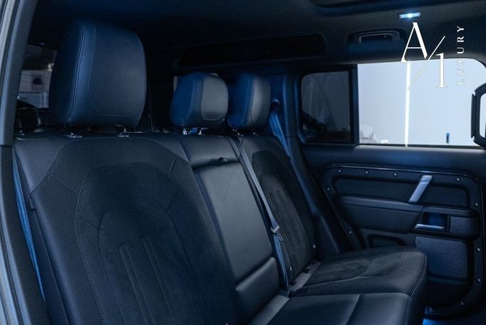 Подержанный Land Rover Defender 110 II, 5.0 л, 2023 в Дубае от A1 Luxury Motors Черный цвет. Европейская | AUTO.AE