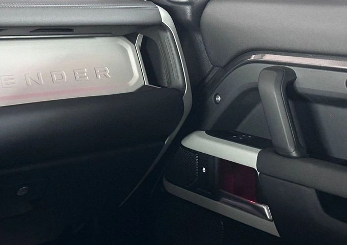 Подержанный Land Rover Defender 130 II, 3.0 л, 2024 в Дубае от The One Motors Серый цвет. Американская | AUTO.AE