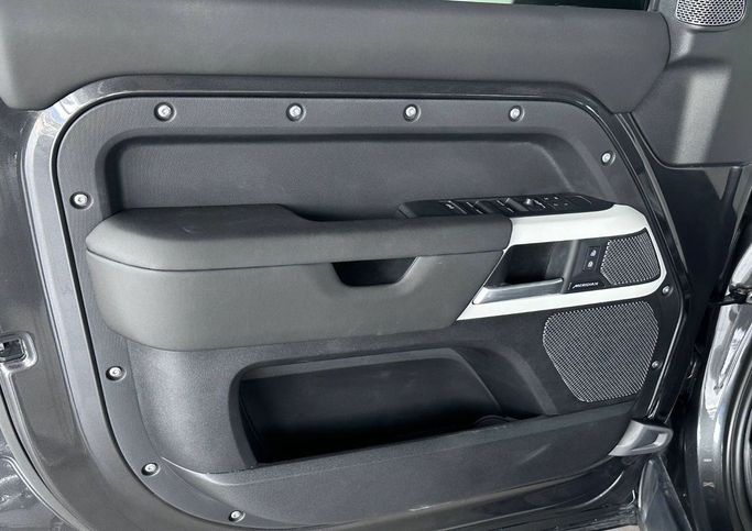 Подержанный Land Rover Defender 130 II, 3.0 л, 2024 в Дубае от The One Motors Серый цвет. Американская | AUTO.AE