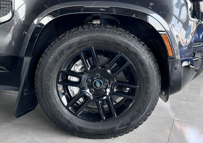 Подержанный Land Rover Defender 130 II, 3.0 л, 2024 в Дубае от The One Motors Серый цвет. Американская | AUTO.AE