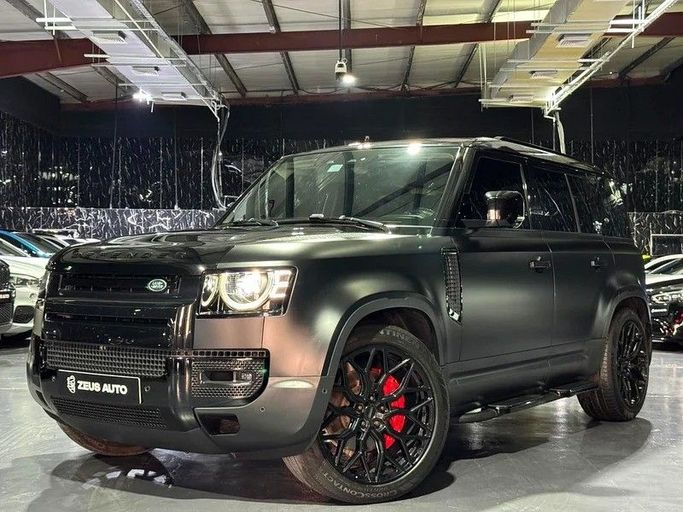 Подержанный Land Rover Defender 110 II, 3.0 л, 2023 в Дубае от Zeus Motors Черный цвет. GCC | AUTO.AE