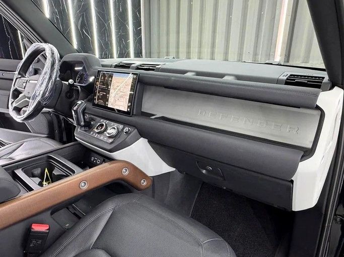 Подержанный Land Rover Defender 110 II, 3.0 л, 2023 в Дубае от Zeus Motors Черный цвет. GCC | AUTO.AE