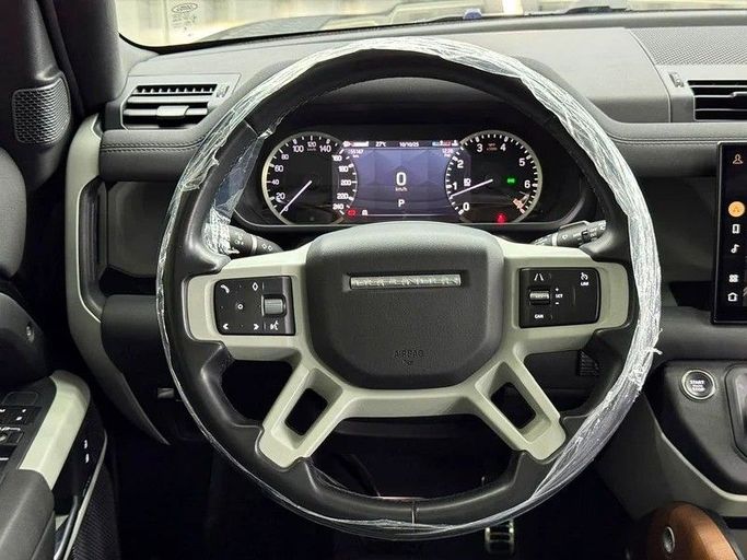Подержанный Land Rover Defender 110 II, 3.0 л, 2023 в Дубае от Zeus Motors Черный цвет. GCC | AUTO.AE