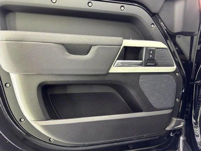 Подержанный Land Rover Defender 110 II, 3.0 л, 2023 в Дубае от Zeus Motors Черный цвет. GCC | AUTO.AE