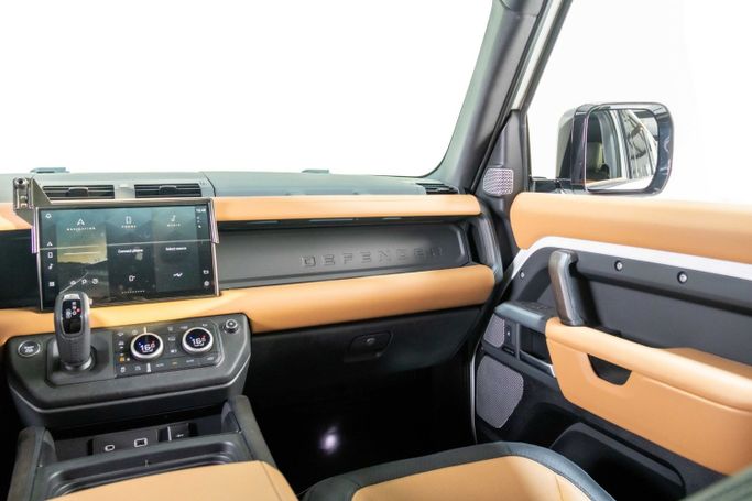 Подержанный Land Rover Defender 130 II, 3.0 л, 2023 в Дубае от The Car Superstore Белый цвет. Other | AUTO.AE