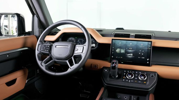 Подержанный Land Rover Defender P400 II, 3.0 л, 2024 в Дубае от The Car Superstore Серый цвет. Other | AUTO.AE