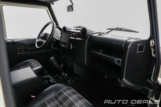 Подержанный Land Rover Defender 110 I Рестайлинг, 2.4 л, 2010 в Дубае от AUTO DEALS Белый цвет.  | AUTO.AE