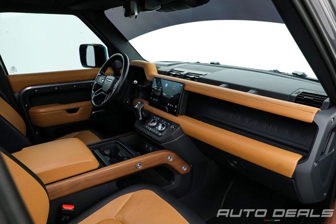 Подержанный Land Rover Defender 110 II, 3.0 л, 2023 в Дубае от AUTO DEALS Серый цвет. GCC | AUTO.AE