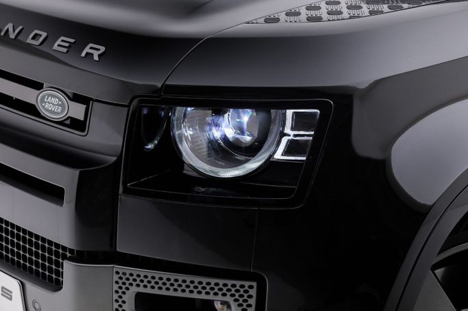 Подержанный Land Rover Defender 90 II, 5.0 л, 2023 в Дубае от AUTO DEALS Черный цвет. GCC | AUTO.AE