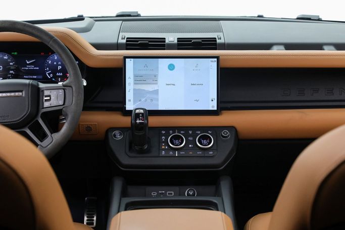 Подержанный Land Rover Defender 90 II, 5.0 л, 2023 в Дубае от AUTO DEALS Черный цвет. GCC | AUTO.AE