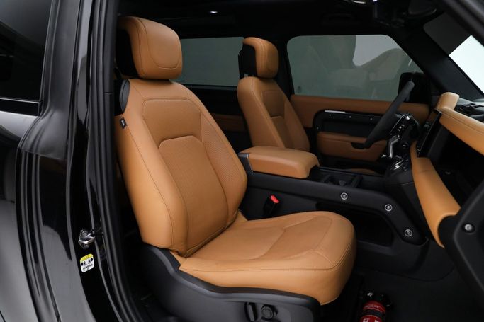 Подержанный Land Rover Defender 90 II, 5.0 л, 2023 в Дубае от AUTO DEALS Черный цвет. GCC | AUTO.AE