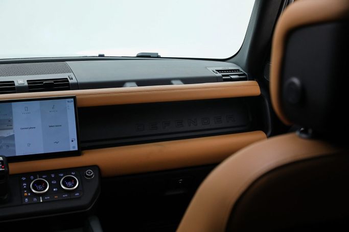 Подержанный Land Rover Defender 90 II, 5.0 л, 2023 в Дубае от AUTO DEALS Черный цвет. GCC | AUTO.AE