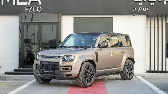جديدة Land Rover Defender Octa ثانياً, 4.4 l, 2025 في في دبي من AK Motors MEA، اللون برونزي. مواصفات الخليج | AUTO.AE