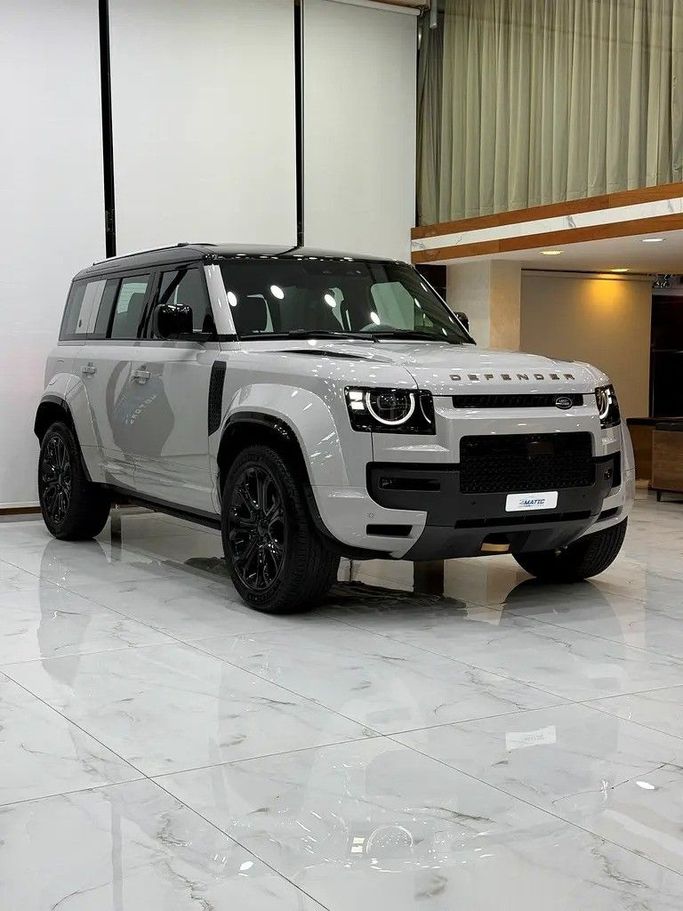 جديدة Land Rover Defender Octa ثانياً, 4.4 l, 2026 في في دبي من 4 Matic Motors، اللون أبيض. مواصفات الخليج | AUTO.AE