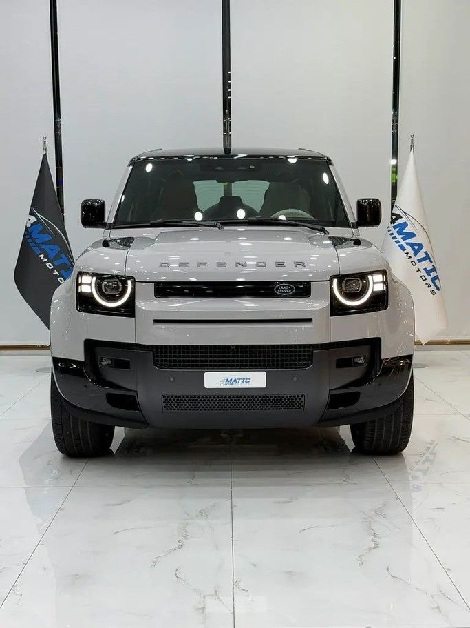 جديدة Land Rover Defender 110 ثانياً, 3.0 l, 2026 في في دبي من 4 Matic Motors، اللون أبيض. مواصفات الخليج | AUTO.AE