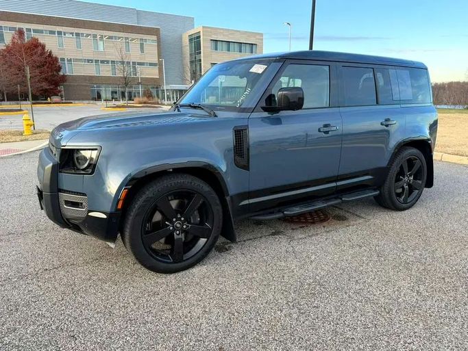مستعملة Land Rover Defender 110 ثانياً, 5.0 l, 2025 في في دبي من Sultan Al Kutbi Motors، اللون أزرق فاتح. مواصفات الخليج | AUTO.AE