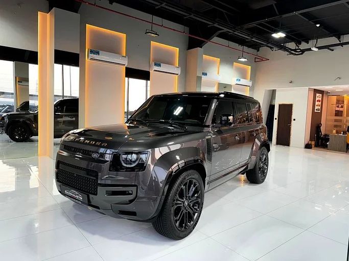 جديدة Land Rover Defender Octa ثانياً, 4.4 l, 2025 في في دبي من Sultan Al Kutbi Motors، اللون رمادي. مواصفات الخليج | AUTO.AE