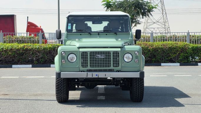 مستعملة Land Rover Defender 90 أنا فيس ليفت, 2.2 l, 2016 في في دبي من Alwan Global Cars، اللون فيروزي.  | AUTO.AE | إعلان #248081