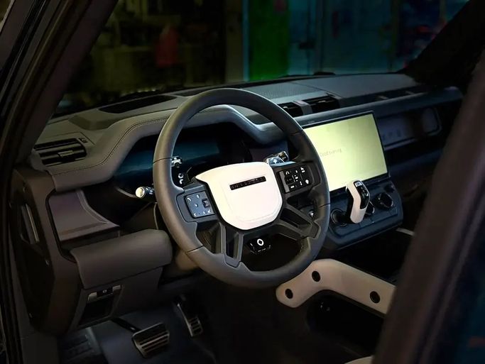 جديدة Land Rover Defender Octa ثانياً، 4.4 لتر، 2026 في الإمارات، دبي من GE Motors، اللون أزرق. مواصفات الخليج | AUTO.AE | إعلان #295591 — صورة 12 من 17