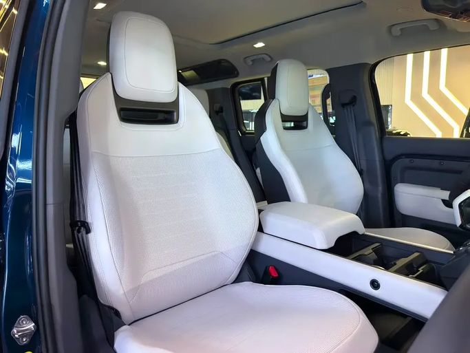 جديدة Land Rover Defender Octa ثانياً، 4.4 لتر، 2026 في الإمارات، دبي من GE Motors، اللون أزرق. مواصفات الخليج | AUTO.AE | إعلان #295591 — صورة 13 من 17