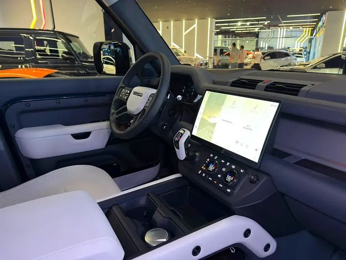 جديدة Land Rover Defender Octa ثانياً، 4.4 لتر، 2026 في الإمارات، دبي من GE Motors، اللون أزرق. مواصفات الخليج | AUTO.AE | إعلان #295591 — صورة 14 من 17