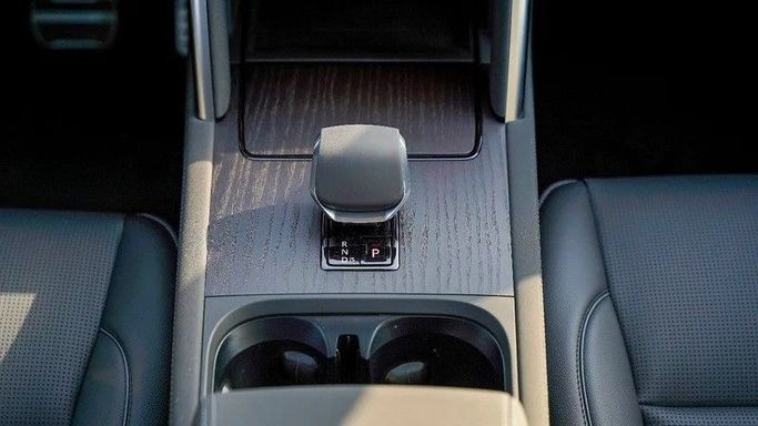 Новый Land Rover Discovery Sport I Рестайлинг, 2.0 л, 2025 в Дубае от Simurgh Cars Серый цвет. Китайская | AUTO.AE