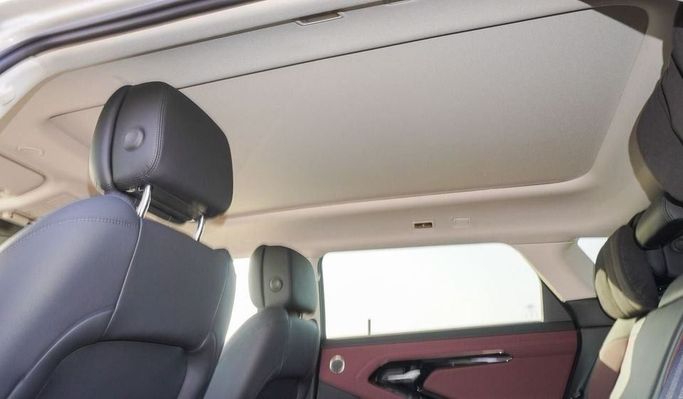 Новый Land Rover Range Rover Evoque P250 MHEV Long II Рестайлинг, 2.0 л, 2024 в Дубае от Najem Motors Серебристый цвет. Китайская | AUTO.AE