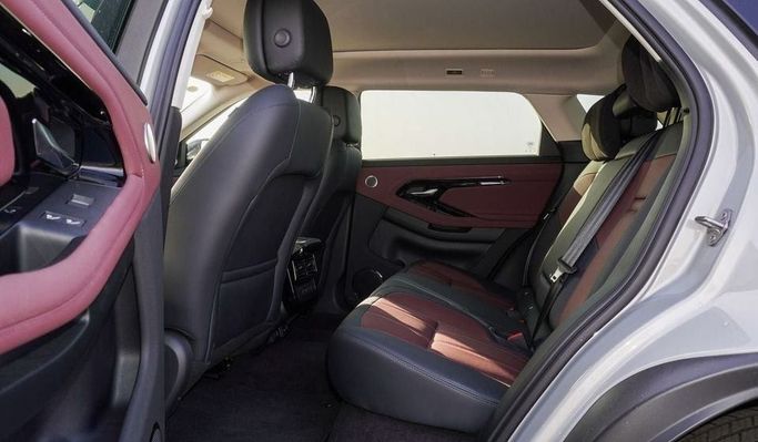 Новый Land Rover Range Rover Evoque P250 MHEV Long II Рестайлинг, 2.0 л, 2024 в Дубае от Najem Motors Серебристый цвет. Китайская | AUTO.AE