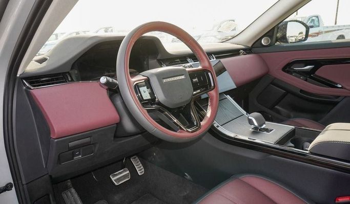 Новый Land Rover Range Rover Evoque P250 MHEV Long II Рестайлинг, 2.0 л, 2024 в Дубае от Najem Motors Серебристый цвет. Китайская | AUTO.AE