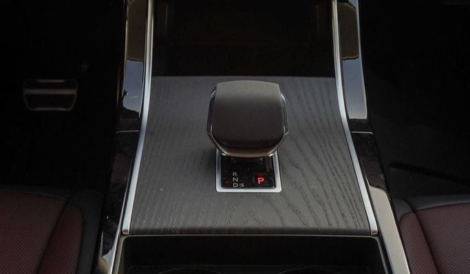 Новый Land Rover Range Rover Evoque P250 MHEV Long II Рестайлинг, 2.0 л, 2024 в Дубае от Najem Motors Серебристый цвет. Китайская | AUTO.AE