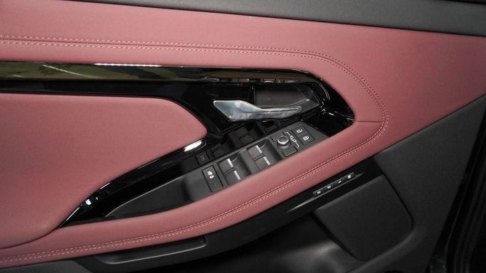 Новый Land Rover Range Rover Evoque P250 II Рестайлинг, 2.0 л, 2025 в Дубае от Najem Motors Зеленый цвет. Китайская | AUTO.AE