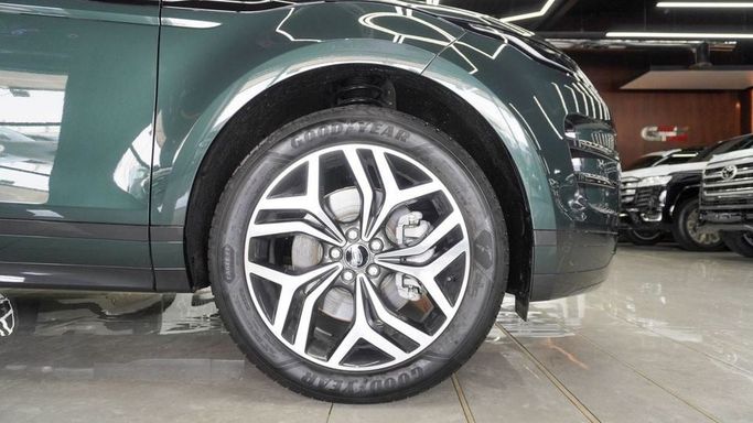 Новый Land Rover Range Rover Evoque P250 II Рестайлинг, 2.0 л, 2025 в Дубае от Najem Motors Зеленый цвет. Китайская | AUTO.AE