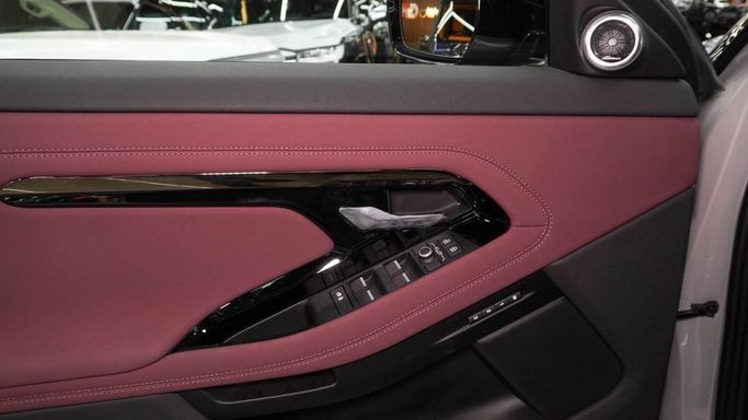 Новый Land Rover Range Rover Evoque P300 II, 2.0 л, 2025 в Дубае от Najem Motors Серебристый цвет. Китайская | AUTO.AE