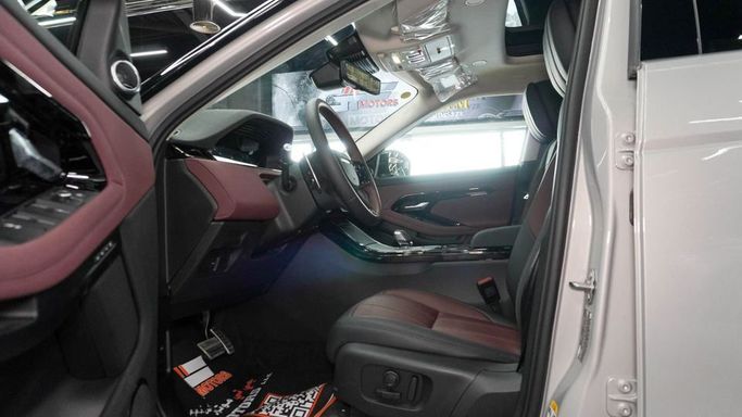 Новый Land Rover Range Rover Evoque P300 II, 2.0 л, 2025 в Дубае от Najem Motors Серебристый цвет. Китайская | AUTO.AE