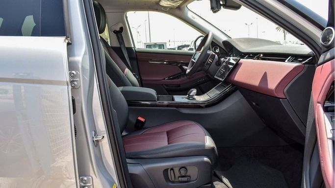 Новый Land Rover Range Rover Evoque P250 II Рестайлинг, 2.0 л, 2024 в Дубае от Najem Motors Белый цвет. Other | AUTO.AE