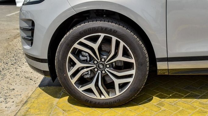 Новый Land Rover Range Rover Evoque P250 II Рестайлинг, 2.0 л, 2024 в Дубае от Najem Motors Белый цвет. Other | AUTO.AE